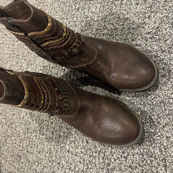 Invito faux leather boho fall chain detail chunky  heeled ankle boots ❤️ - Picture 5 of 10